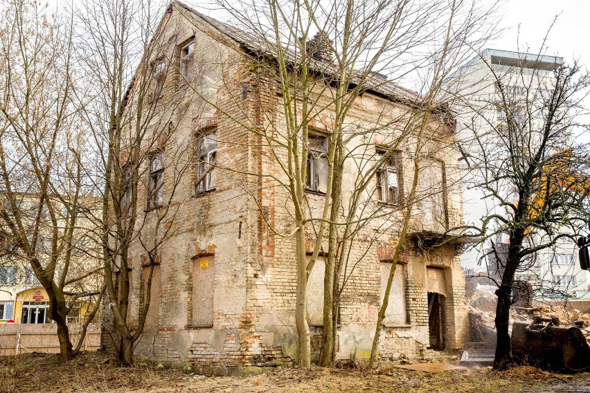 Ciężki sprzęt wyburza starą kamienicę w centrum...