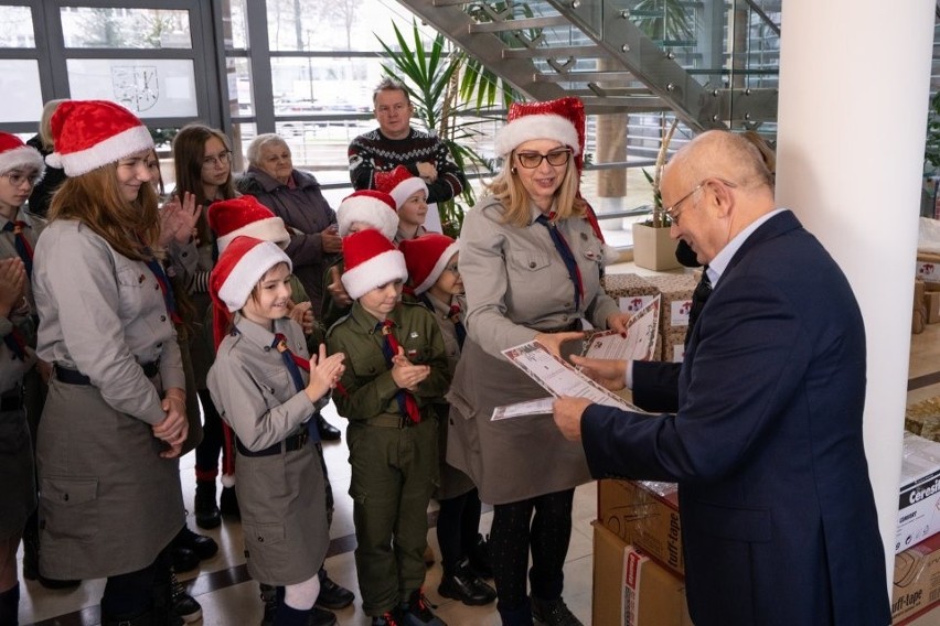 Kolejna akcja "Paczka na Święta" w Morawicy zakończona sukcesem. Prezenty otrzymało 12 potrzebujących rodzin