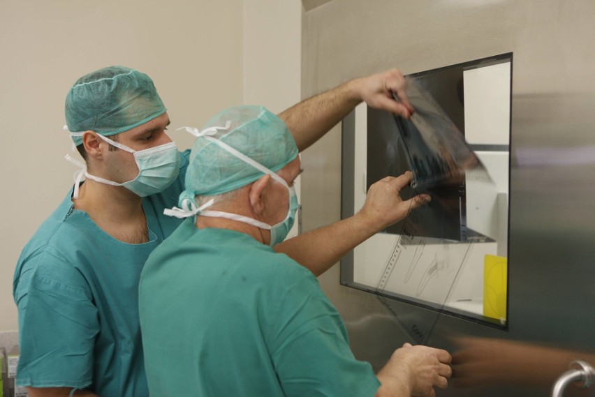 Pacjenci w Łodzi zapisują się na operacje, a gdy zbliża się termin przekładają zabieg. Zobacz, ile razy robił to rekordzista