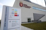 Koronawirus szaleje w Małopolsce. Lekarz ze Szpitala Uniwersyteckiego w Krakowie odwołał swój ślub i zachęca do tego innych