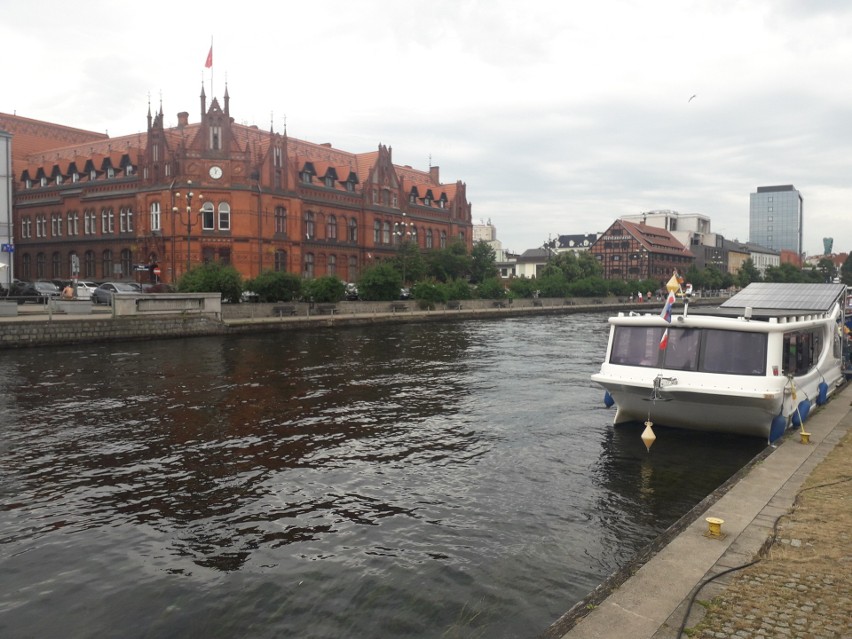 Jedną z atrakcji Bydgoszczy jest tramwaj wodny.