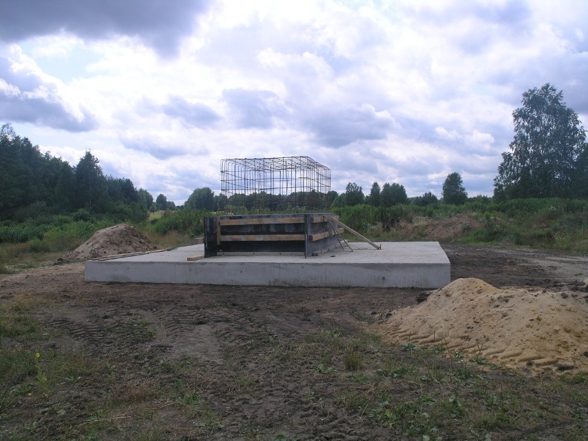 Wylane fundamenty pod pomnik ofiar Rzezi Wołyńskiej