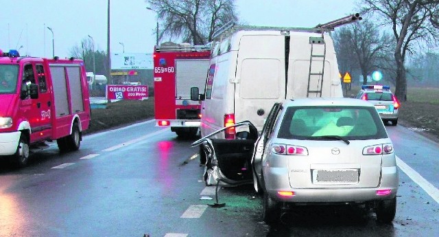 Policjant kierował mazdą (na pierwszym planie). Do wypadku między Szydłowcem a Radomiem doszło w poniedziałek o godzinie 6.