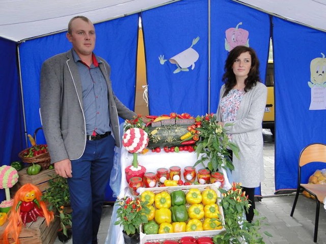 Państwo Monika i Łukasz Mnichowie z Wygnanowa wygrali konkurs na najpiękniejsze stoisko z papryką na ubiegłorocznych Targach.