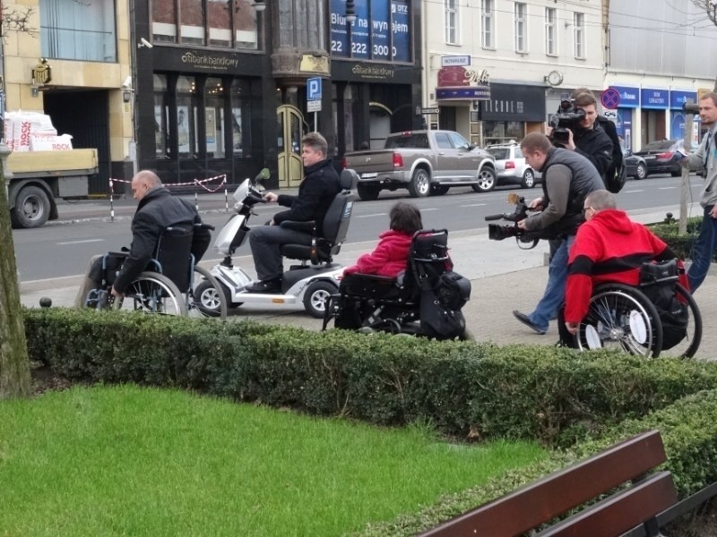 Kandydaci na prezydenta ... na wózkach inwalidzkich