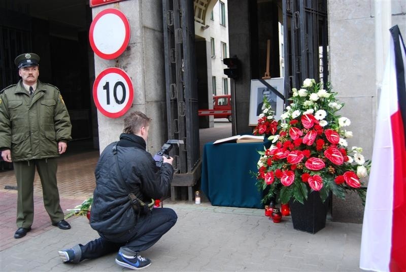 Warszawa pogrązona w zalobie po tragedii w Smolensku