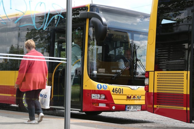 Za rozmowę przez telefon w czasie pracy kierowcy MPK tracą połowę lub całą premię - najczęściej do 300 zł. Jeśli na tym samym zostanie przyłapany kierowca podwykonawcy, kara wynosi... 15,6 tys. zł