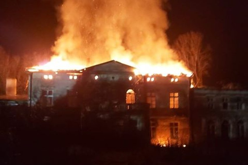 Pożar pałacu w Słupowie (gm. Sicienko). Z ogniem walczyło 10 zastępów straży!