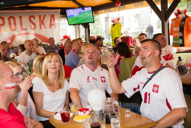 Mecze Polaków na Euro 2016 oglądają miliony Polaków. Część z nich dodatkowo komentuje je w internecie