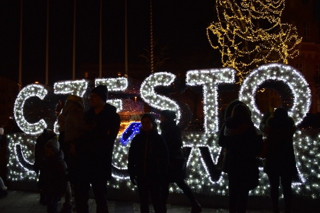 W niedzielę po południu na częstochowskim Placu Biegańskiego rozbłysnęła świąteczna iluminacja świetlna. Premierze miejskich ozdób towarzyszyły plenerowe koncerty: duetu Igi Kozackiej i Kamili Dauksz oraz gwiazdy imprezy, czyli grupy SOUND`N`GRACE. Na scenie pojawił się gość specjalny - Święty Mikołaj, który wraz z prezydentem miasta dokonał uroczystego włączenia miejskiej iluminacji. Centralnym punktem świątecznej dekoracji miasta jest oczywiście okazała choinka. Częstochowa należy do nielicznych miast w Polsce, które w swoich dekoracjach uwzględniają żywą choinkę.Na Placu Biegańskiego rozbłysnęły nowe dekoracje świąteczne. Dwie inne choinki bożonarodzeniowe miasto ustawiło też na Placu Orląt Lwowskich (Raków) i na Starym Rynku. Z kolei firma Jawo rozświetliła swoimi ozdobami fontannę „Dziewczynka z gołębiami” w III Alei N.M.P. POLECAMY PAŃSTWA UWADZE:Tak wygląda Maluch dla Toma Hanksa. Jest cudny i biały ZDJĘCIAMAYDAY Katowice Spodek 2017 ZDJĘCIA + WIDEOCzy dostałbyś się do policji? PRAWDZIWE PYTANIA TESTU MULTISELECTZnasz język śląski? Przetłumacz te zdania QUIZ JĘZYKOWY IIMagazyn informacyjny Dziennika Zachodniego tyDZień