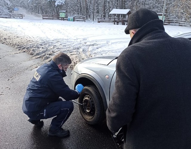 84-latek nie był w stanie samodzielnie wymienić koła w swoim aucie. Pomogli mu grudziądzcy policjanci 