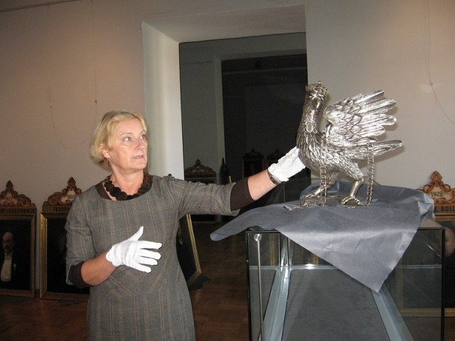 Srebrny kur, który Król Kurkowy zawieszał sobie na szyi to najciekawszy eksponat wystawy &#8211; pokazuje Elżbieta Kwiecień.