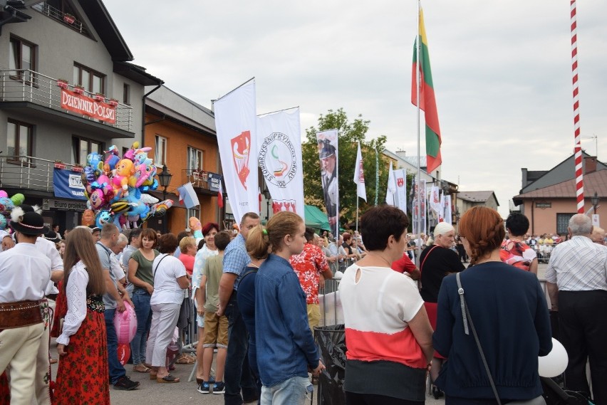 Parada i tańce instrumentalistów w Skale. Festiwal Orkiestr Wojskowych i Dętych