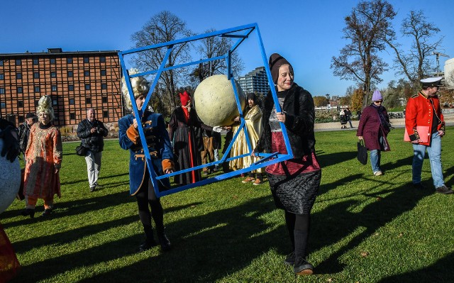 Surrealistyczny korowód grupy Czarny Karzeł przeszedł przez centrum Bydgoszczy, zapowiadając weekend otwarcia wystawy „Węzły” w Młynach Rothera, które już od 11 do 13 listopada!