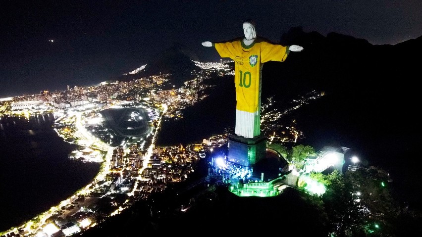 Pomnik Chrystusa Odkupiciela w Rio de Janeiro w brazylijskiej koszulce w rocznicę śmierci Pelego