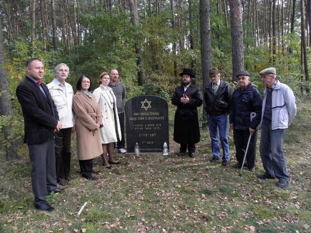 Uczestnicy uroczystości odsłonięcia tablicy na miejscu najstarszego cmentarza żydowskiego w Łabiszynie.