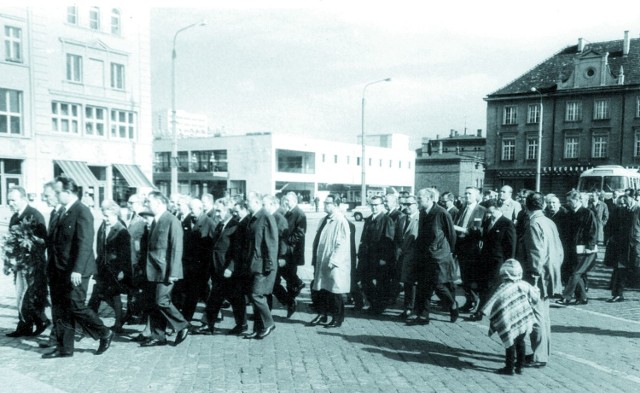 Stary Rynek - liczna delegacja absolwentów i wychowanków szkoły składa wieniec pod niedawno odsłonięty pomnik Walki i Męczeństwa