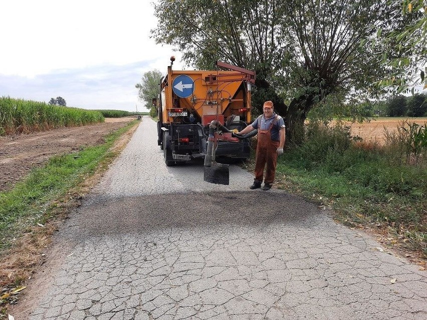 Gmina Andrzejewo. Przy okazji innej inwestycji gmina połatała dziury w drogach. Zdjęcia