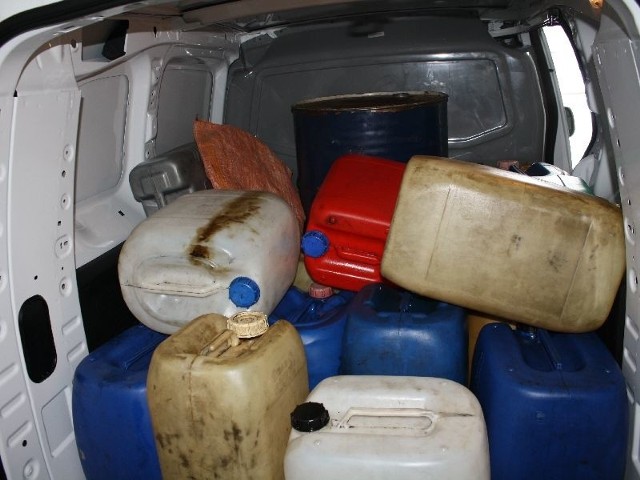 Baniaki, do których &#8211; zdaniem policjantów &#8211; miało trafić paliwo skradzione z ciężarówek.