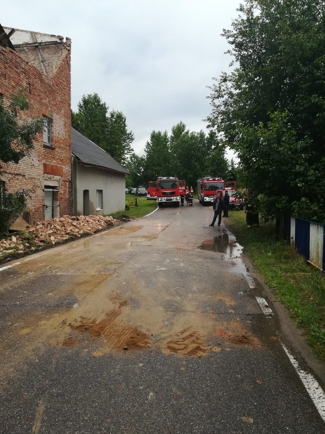 W Perlinie w powiecie wejherowskim zawalił się dach oraz jedna ze ścian starego młyna