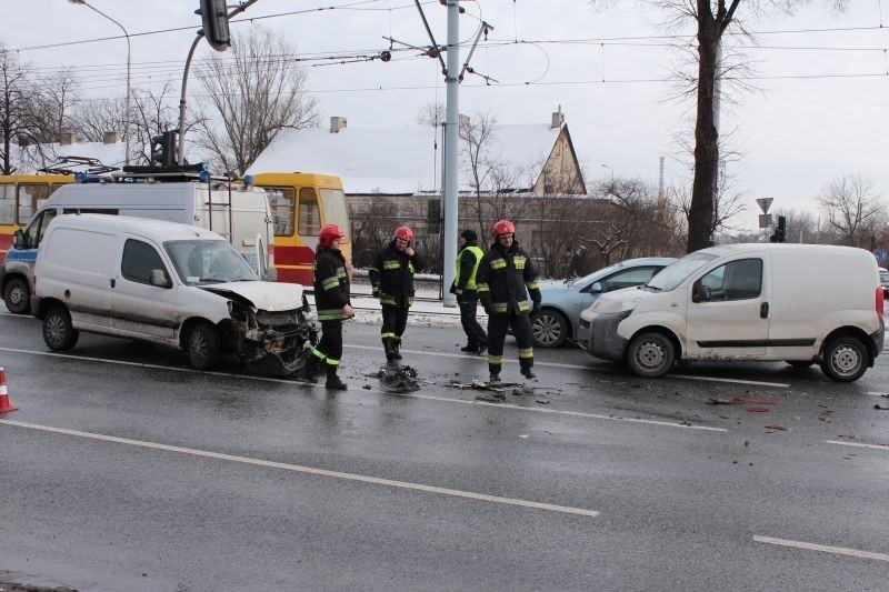 Wypadek na Pabianickiej. Dwoje rannych trafiło do szpitala [zdjęcia]