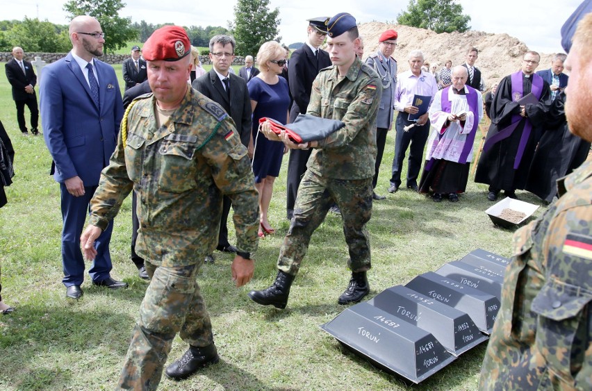Uroczysty pochówek ofiar wojny, ekshumowanych na toruńskich...
