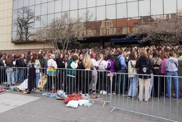 Fani brytyjskiego wokalisty Louisa Tomlinsona czekali na niego kilkadziesiąt godzin. To były piosenkarz zespołu One Direction. Niektórzy oczekiwali pod MTP już od środy, ponieważ chcieli zająć miejsca jak najbliżej sceny. Koncert rozpocznie się o godzinie 21. Zobacz zdjęcia oczekujących tłumów -->