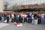 Tłumy młodych ludzi przed MTP w Poznaniu. Czekali od kilkudziesięciu godzin na koncert Louisa Tomlinsona [ZDJĘCIA]