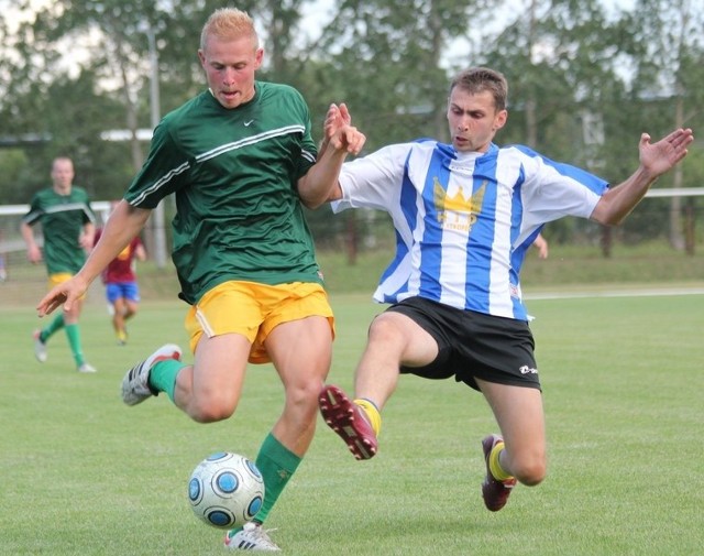 W walce o piłkę Arkadiusz Ciach (Ostrovia) i Marcin Manowski (Korona).