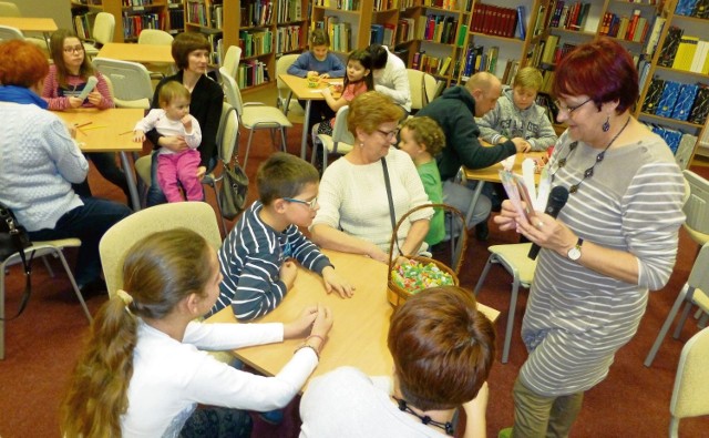 W tej bibliotece nigdy nie jest pusto. Ciekawe zajęcia i inicjatywy przyciągają czytelników w każdym wieku - dzieci, ich rodziców oraz babcie i dziadków. To miejsce łączy pokolenia.