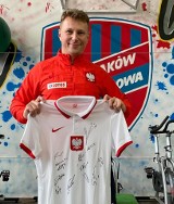 Sportowa Polska pomaga byłemu kapitanowi GKS Katowice. Licytacja koszulek Lewandowskiego i Zielińskiego na leczenie Hani Błąd ZDJĘCIA