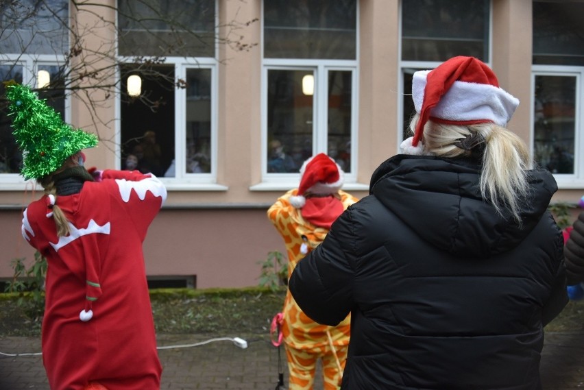 Tak się robi święta! Prezenty dla mieszkańców łódzkich DPS-ów i pląsy klaunów 