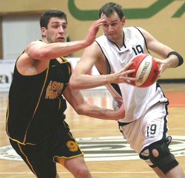 Michał Wołoszyn (z piłką), wychowanek Stali Stalowa Wola, coraz lepiej spisuje się w meczach koszykarskiej ekstraklasy.