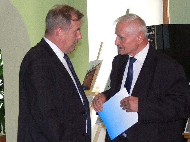 O pilnej potrzebie przebudowy wałów  mówili od lewej Wojciech Brzezowski z Tarnobrzega i Marek Jońca, burmistrz Koprzywnicy.