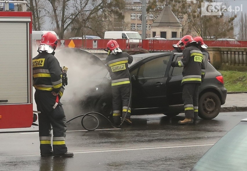 Szczecin: Pożar samochodu przy moście Długim [WIDEO, ZDJĘCIA]