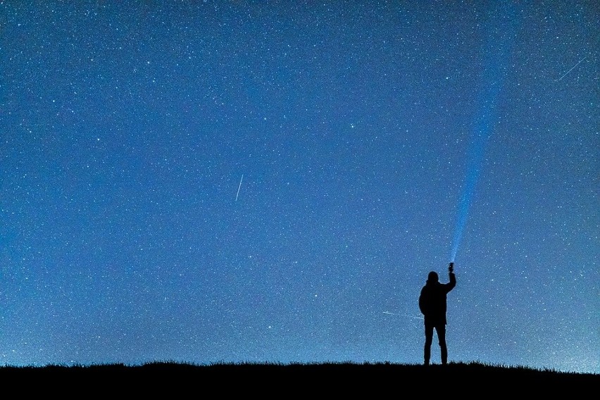 Perseidy 2019 - gdzie oglądać? Rój meteorów nad naszymi głowami. Perseidy 2019 apogeum. Jak oglądać spadające gwiazdy? Perseidy ZDJĘCIA