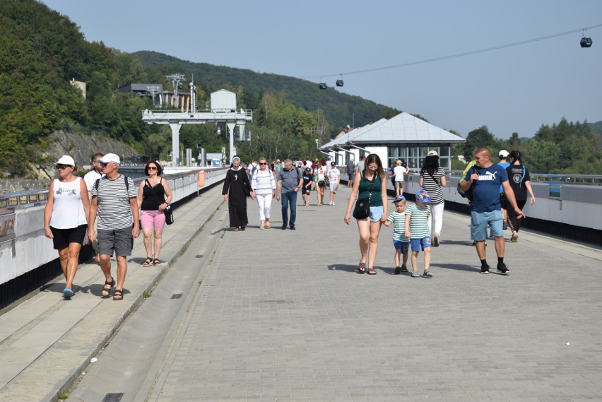 Solina 2022. Turyści tłumnie odwiedzali w weekend Jezioro Solińskie [ZDJĘCIA]