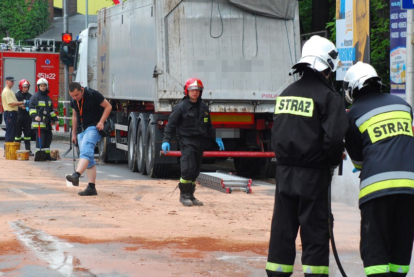 Wypadek w Jarocinie: Odpady rybne na krajowej "11"