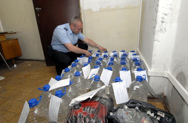 Szczecińscy policjanci ujawnili nielegalną rozlewnię alkoholu. Według ustaleń mężczyzna rozprowadzał wyskokowe napoje nie tylko po szczecińskich targowiskach. Policja apeluje i przypomina aby nie kupować alkoholu z niewiadomego źródła.