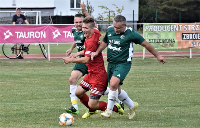 Krystian Bloch (w czerwonym stroju) i jego koledzy z Gorzowa, po pokonaniu jawiszowickich oldbojów, w II rundzie zmagań o Puchar Polski postarali się o niespodziankę, eliminując czwartoligowca z Rajska.