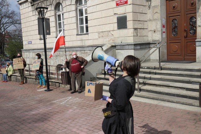 Śląski Ruch Klimatyczny protestował przed Urzędem Miasta Mysłowice sprzeciwiając się budowy nowej kopalni w mieście. Zobacz kolejne zdjęcia. Przesuń zdjęcia w prawo - wciśnij strzałkę lub przycisk NASTĘPNE