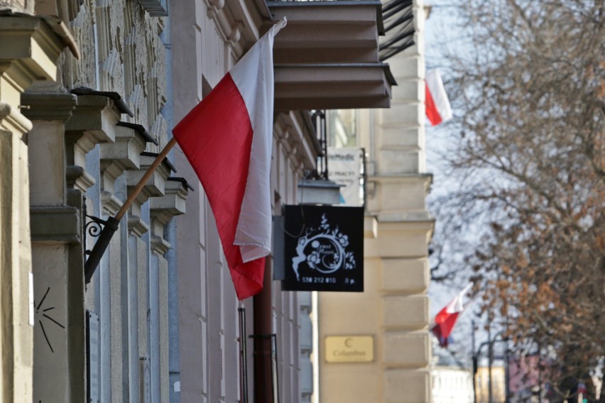 Lublinianie uczcili Święto Niepodległości. Na wielu budynkach w mieście wywieszono biało-czerwone flagi. Zobacz zdjęcia