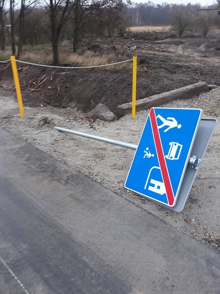 Ścieżka rowerowa w Kochłowicach, prowadząca do grodu...