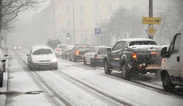 Silne opady śniegu będą nam towarzyszyć cały dzień, aż do godz. 21.00-22.00.