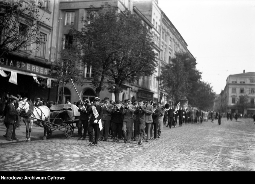 1928

Orkiestra uczniowska na ulicach Krakowa.