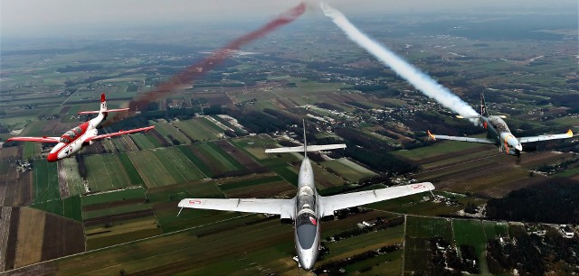 Pożegnalny oblot maszyn, które mogą kojarzyć się wyłącznie z Radomiem i Dęblinem. Od lewej Iskra, którą jeszcze najdłużej przez dwa lata będzie można zobaczyć na pokazach, Iskra przekazana właśnie do muzeum oraz PZL-130 "Orlik", które po przebudowie lotniska na Sadkowie mają wrócić do Radomia.