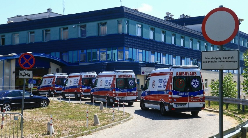 Karetki dowożące pacjentów na SOR przy Borowskiej utknęły w...