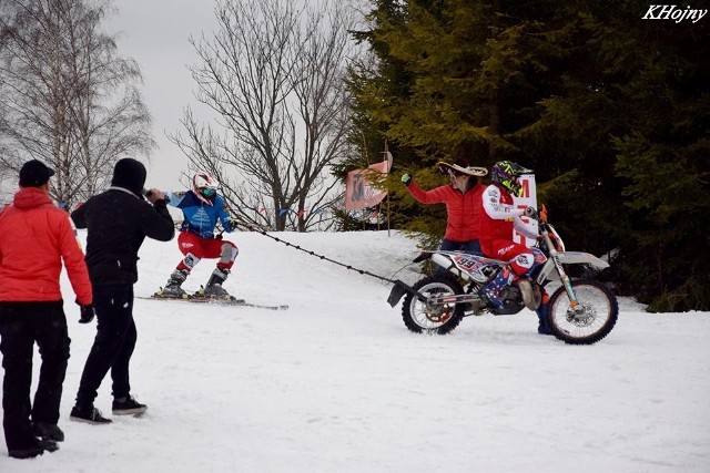 Jak informowali organizatorzy imprezy skijöring, to wyścig dla prawdziwych twardzieli, w którym udział bierze narciarz i… siła napędowa! Kiedyś w postaci zaprzęgu konnego lub psiego, a dzisiaj… w postaci nieco bardziej zmechanizowanej, czyli motocykla enduro!