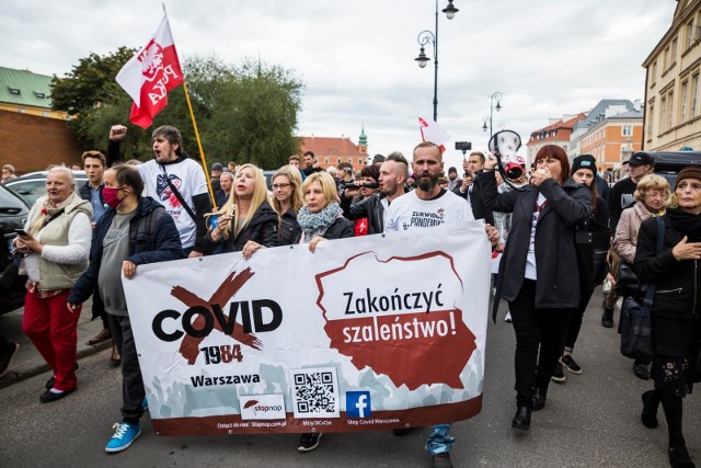 Manifestacje osób, które nie wierzą w pandemię koronawirusa, odbyły się w weekend 10-11.10.2020 w kilkudziesięciu miastach Polski