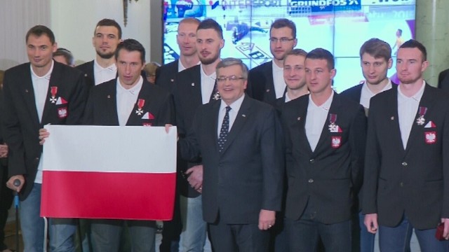 Bronisław Komorowski odznaczył polskich piłkarzy ręcznych za zdobycie brązowego medalu na MŚ w Katarze.